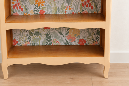 Bibus vintage rénové pêche pastel – Petite bibliothèque à étagères et fond fleuri – H 100 cm