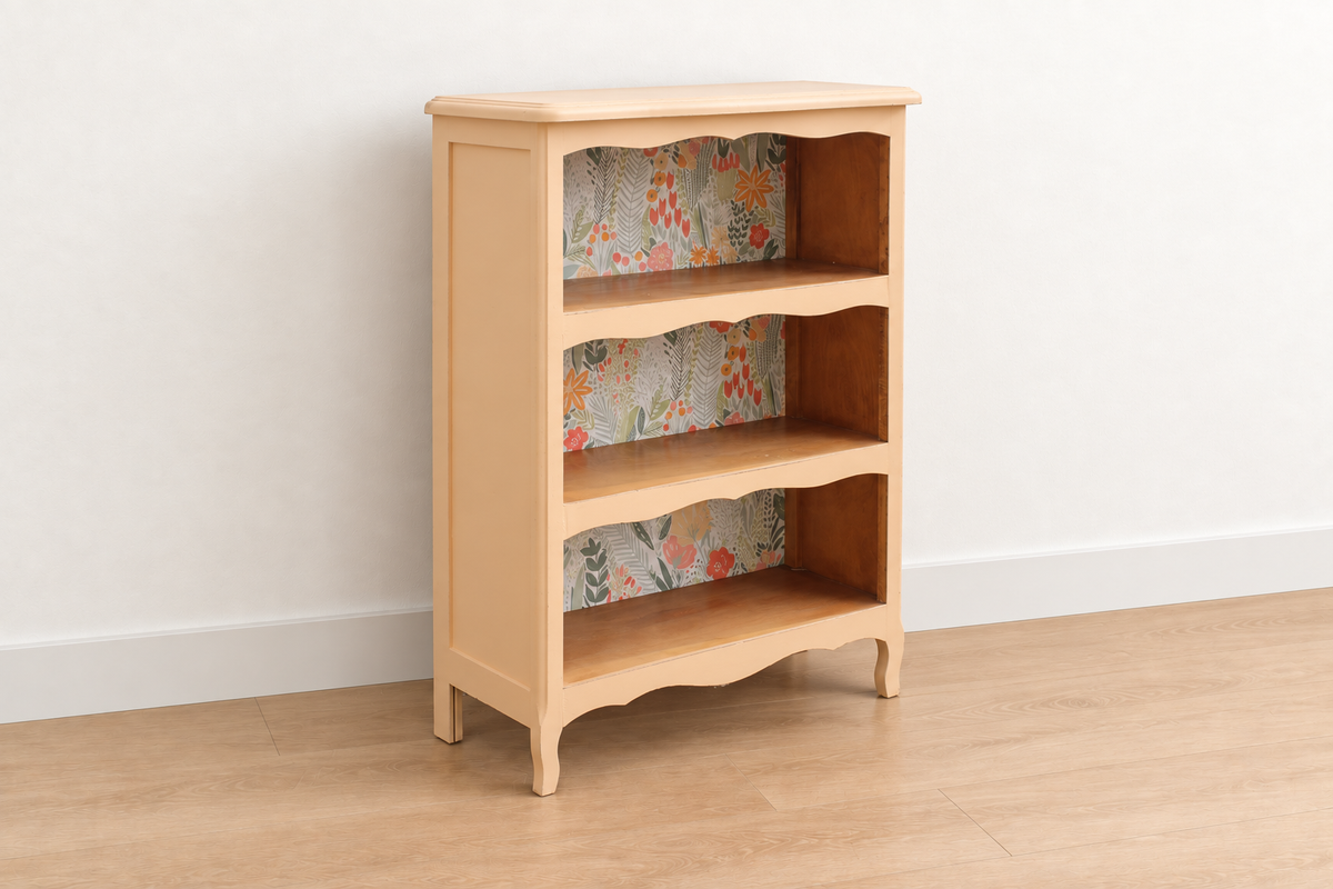 Bibus vintage rénové pêche pastel – Petite bibliothèque à étagères et fond fleuri – H 100 cm