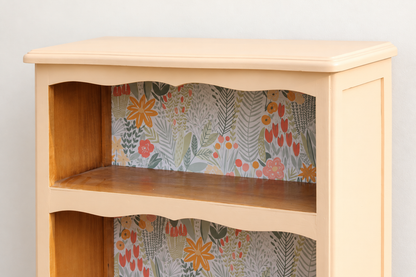 Bibus vintage rénové pêche pastel – Petite bibliothèque à étagères et fond fleuri – H 100 cm