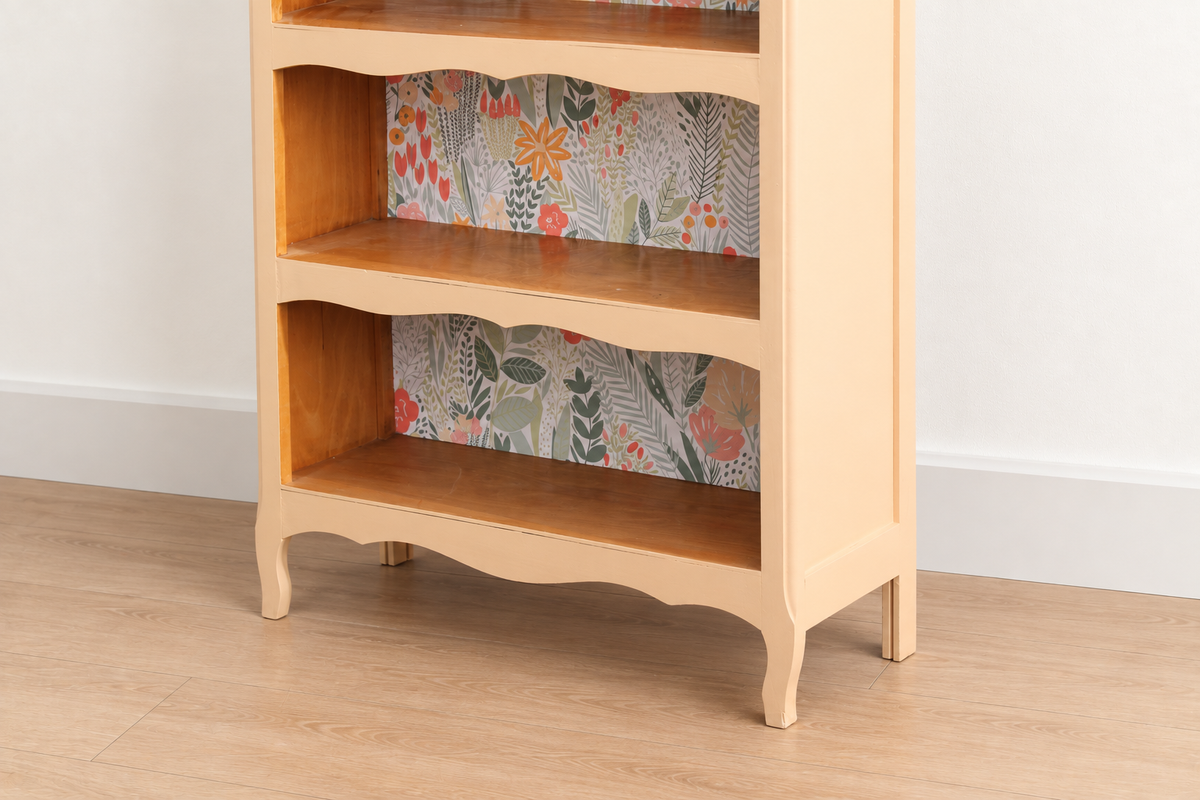 Bibus vintage rénové pêche pastel – Petite bibliothèque à étagères et fond fleuri – H 100 cm