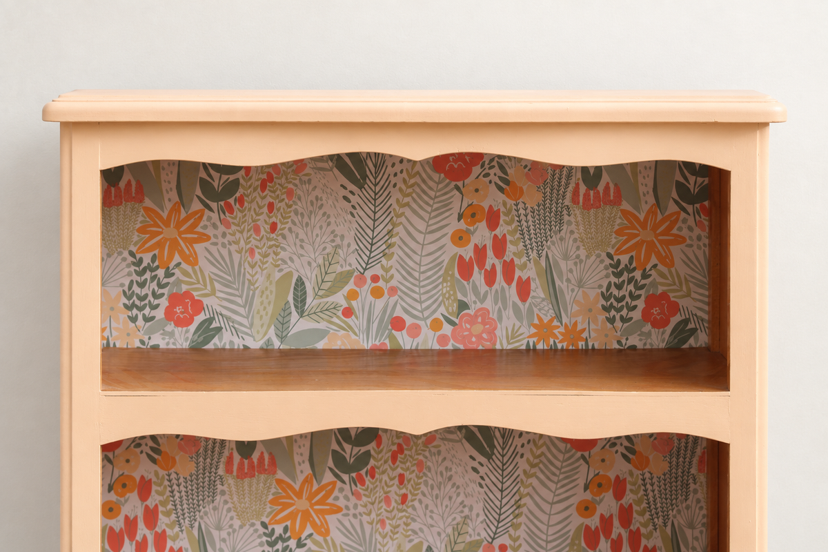 Bibus vintage rénové pêche pastel – Petite bibliothèque à étagères et fond fleuri – H 100 cm
