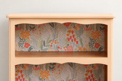 Bibus vintage rénové pêche pastel – Petite bibliothèque à étagères et fond fleuri – H 100 cm