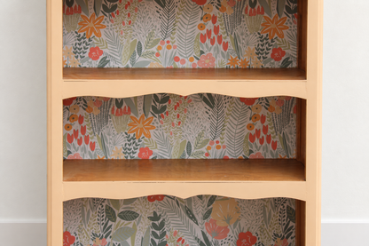 Bibus vintage rénové pêche pastel – Petite bibliothèque à étagères et fond fleuri – H 100 cm