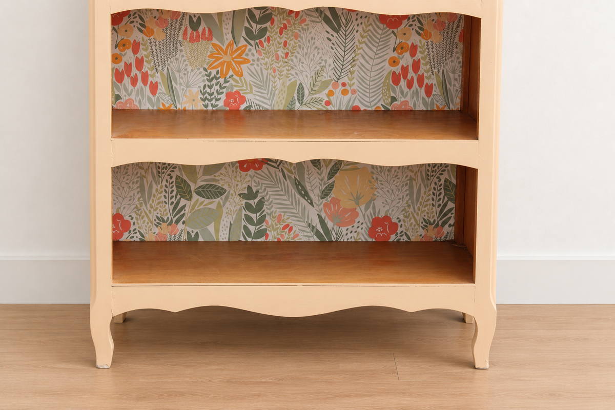 Bibus vintage rénové pêche pastel – Petite bibliothèque à étagères et fond fleuri – H 100 cm
