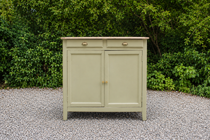 Buffet parisien ancien rénové – Vert Argile Envie & plateau bois – 99 cm