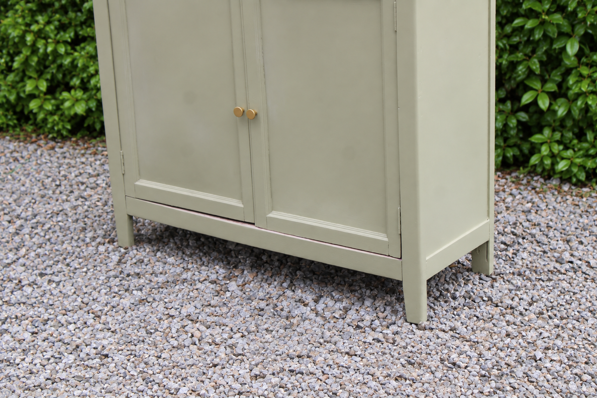Buffet parisien ancien rénové – Vert Argile Envie & plateau bois – 99 cm