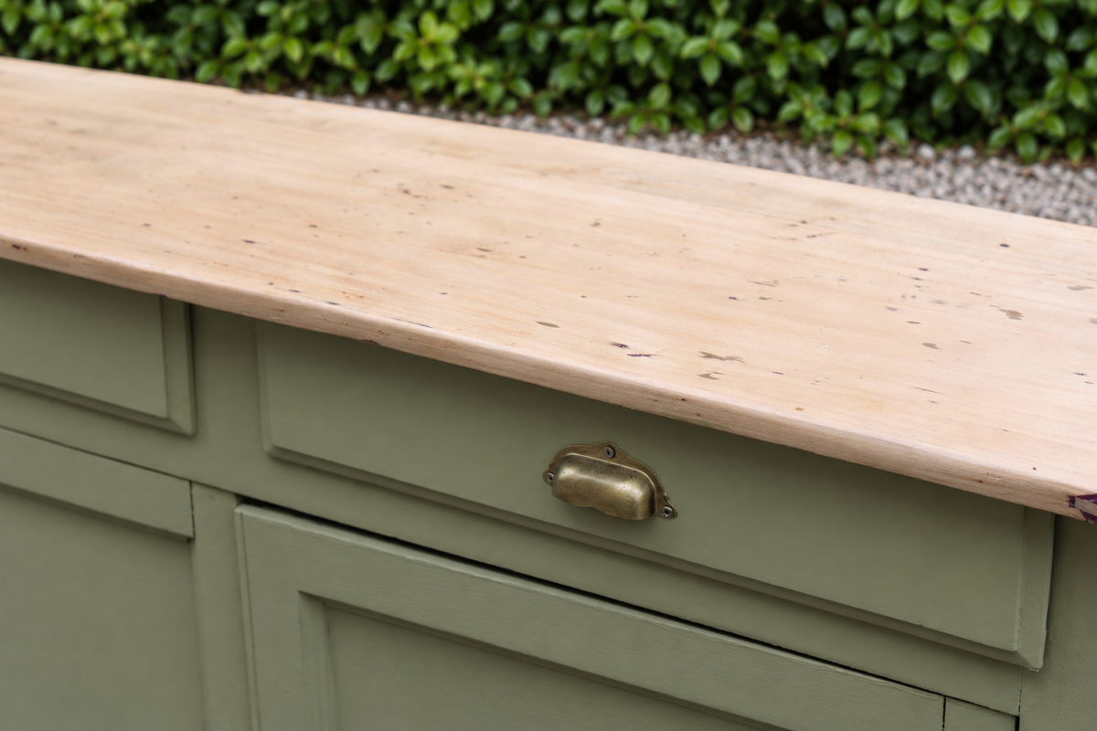 Buffet parisien ancien rénové – Vert Argile Envie & plateau bois – 99 cm