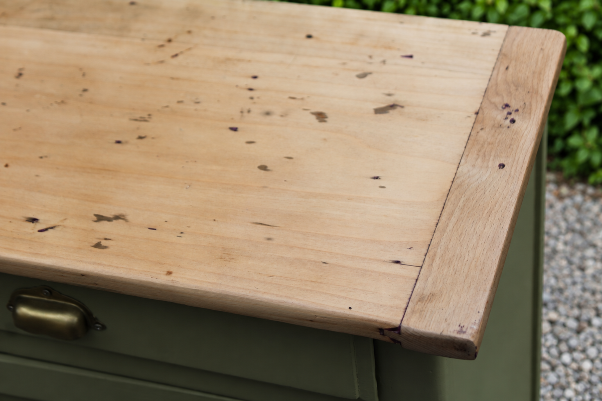 Buffet parisien ancien rénové – Vert Argile Envie & plateau bois – 99 cm