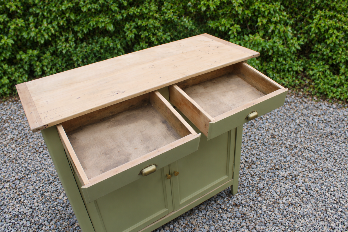 Buffet parisien ancien rénové – Vert Argile Envie & plateau bois – 99 cm