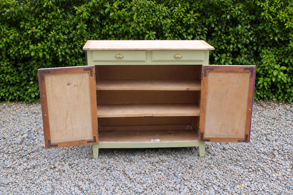 Buffet parisien ancien rénové – Vert Argile Envie & plateau bois – 99 cm