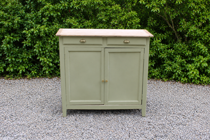 Buffet parisien ancien rénové – Vert Argile Envie & plateau bois – 99 cm