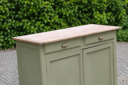 Buffet parisien ancien rénové – Vert Argile Envie & plateau bois – 99 cm