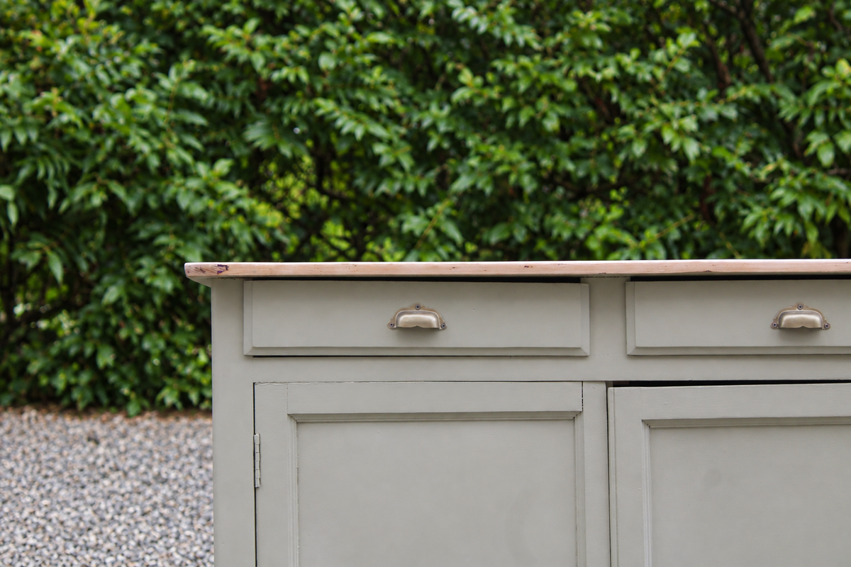 Buffet parisien ancien rénové – Vert Argile Envie & plateau bois – 99 cm