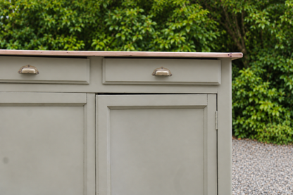 Buffet parisien ancien rénové – Vert Argile Envie & plateau bois – 99 cm