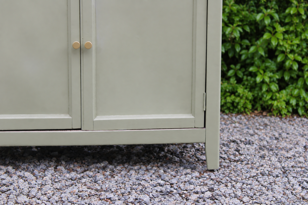 Buffet parisien ancien rénové – Vert Argile Envie & plateau bois – 99 cm