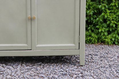 Buffet parisien ancien rénové – Vert Argile Envie & plateau bois – 99 cm