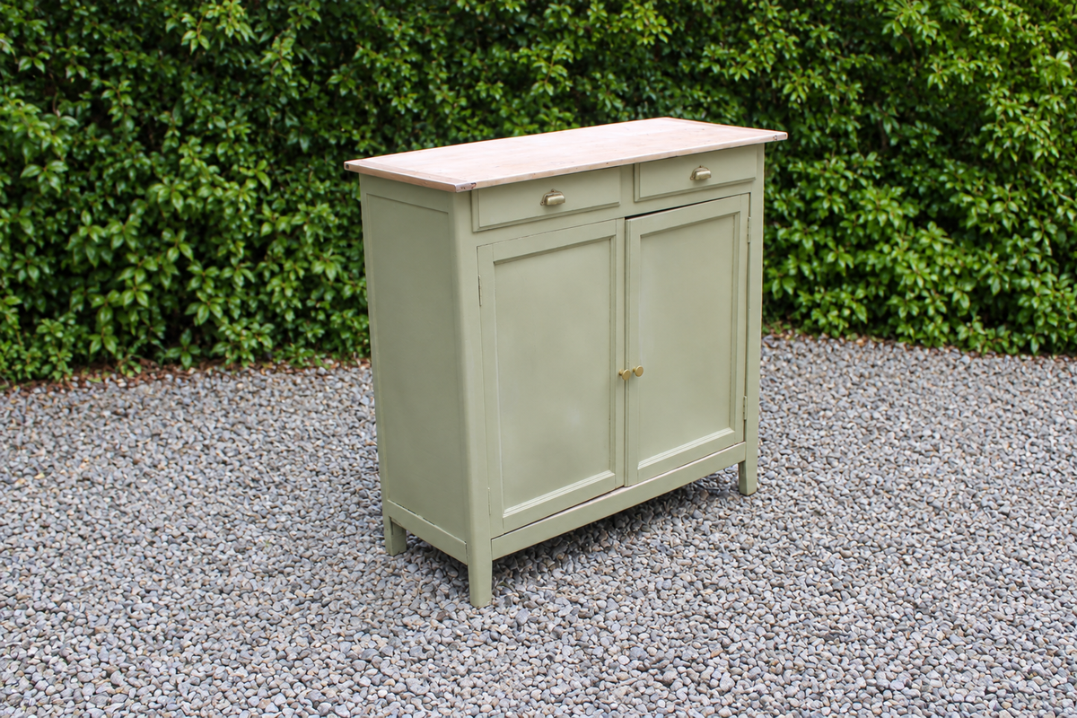 Buffet parisien ancien rénové – Vert Argile Envie & plateau bois – 99 cm