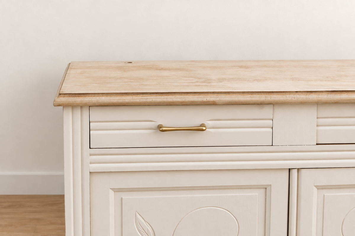 Buffet parisien ancien Art déco rénové – Blanc ivoire et plateau bois – 110 cm