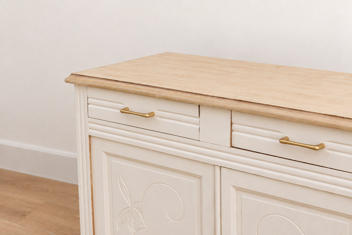 Buffet parisien ancien Art déco rénové – Blanc ivoire et plateau bois – 110 cm