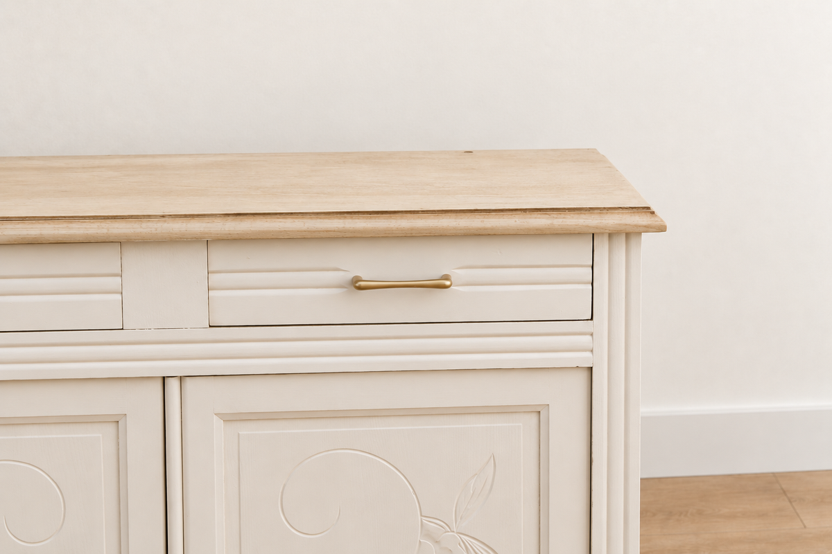 Buffet parisien ancien Art déco rénové – Blanc ivoire et plateau bois – 110 cm