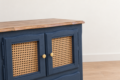 Petit buffet vintage rénové Bleu des Vosges Libéron et cannage – 2 portes, 2 tiroirs
