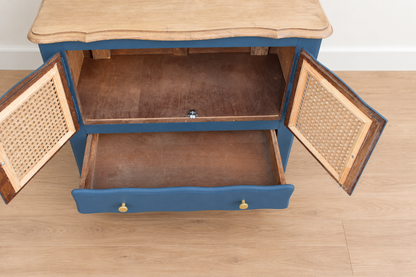 Petit buffet vintage rénové Bleu des Vosges Libéron et cannage – 2 portes, 2 tiroirs