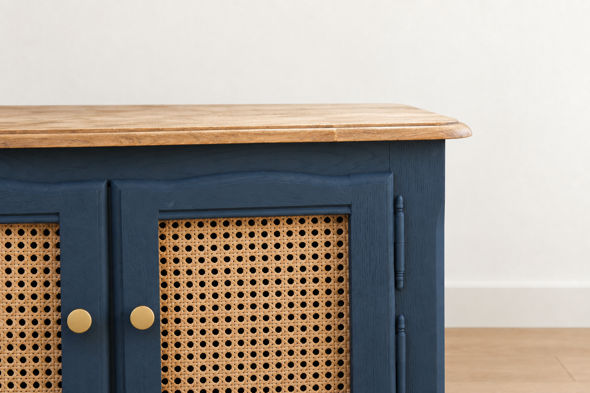 Petit buffet vintage rénové Bleu des Vosges Libéron et cannage – 2 portes, 2 tiroirs