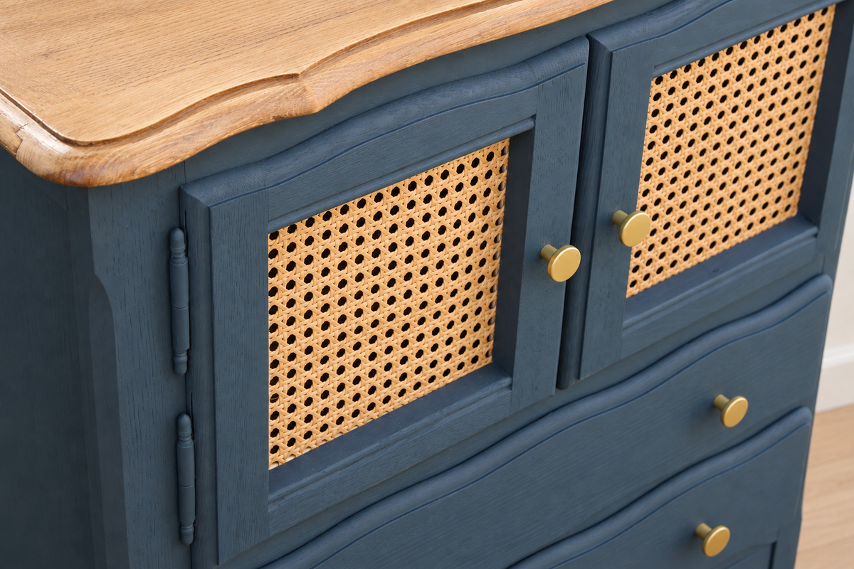 Petit buffet vintage rénové Bleu des Vosges Libéron et cannage – 2 portes, 2 tiroirs