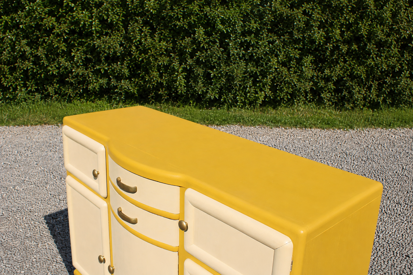 Buffet Mado vintage relooké jaune moutarde & crème – Années 50