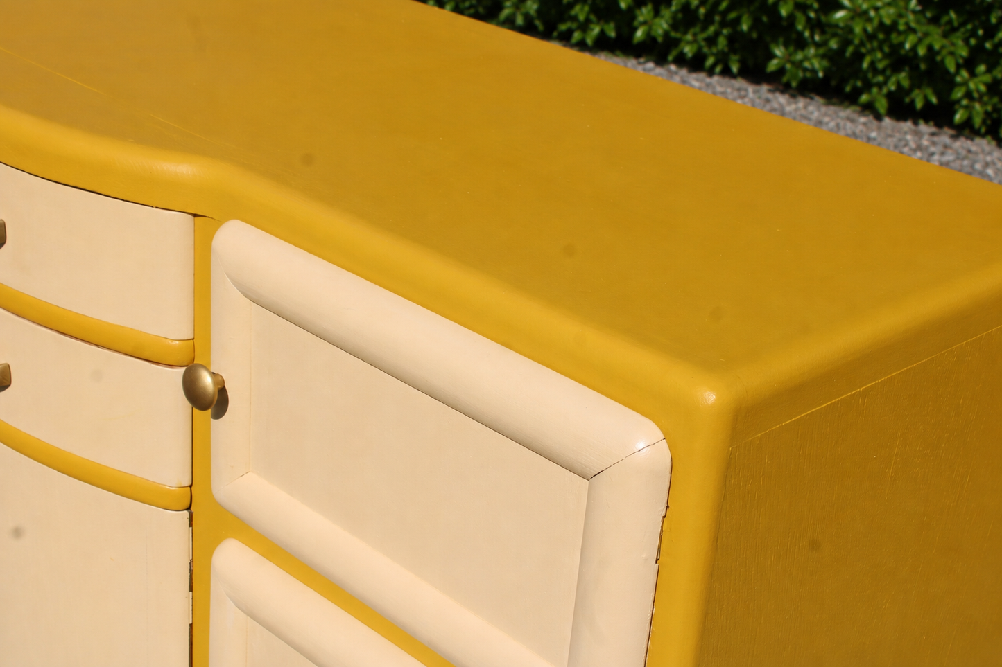 Buffet Mado vintage relooké jaune moutarde & crème – Années 50