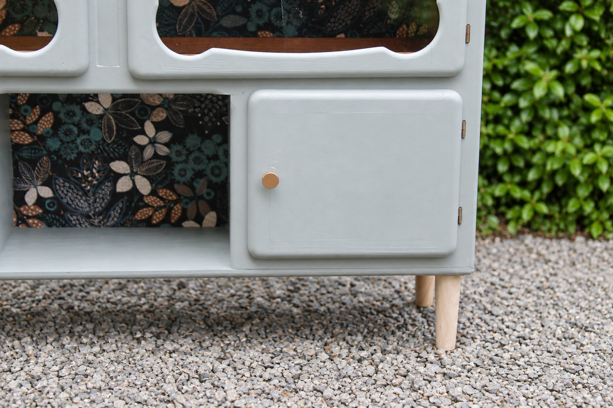 Buffet ancien type Mado rénové bleu vert grisé – vitrine et papier peint floral - VENDU