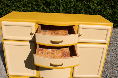 Buffet Mado vintage relooké jaune moutarde & crème – Années 50