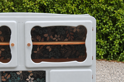 Buffet ancien type Mado rénové bleu vert grisé – vitrine et papier peint floral - VENDU