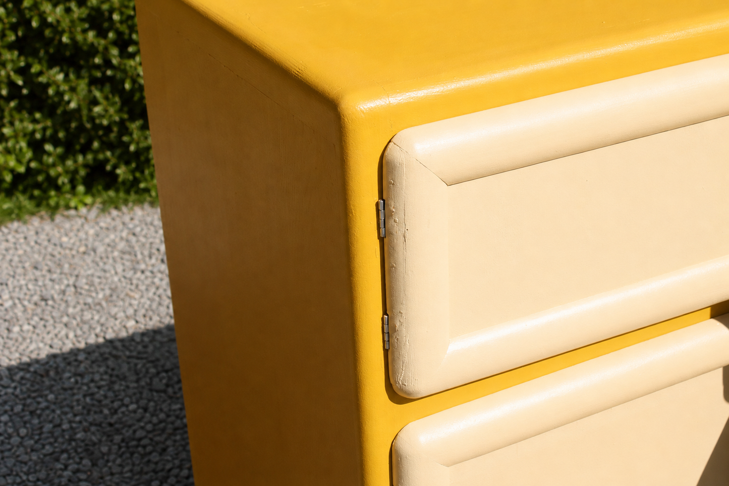 Buffet Mado vintage relooké jaune moutarde & crème – Années 50