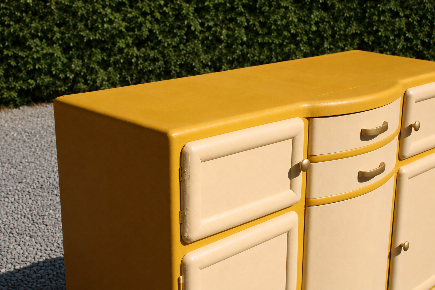 Buffet Mado vintage relooké jaune moutarde & crème – Années 50