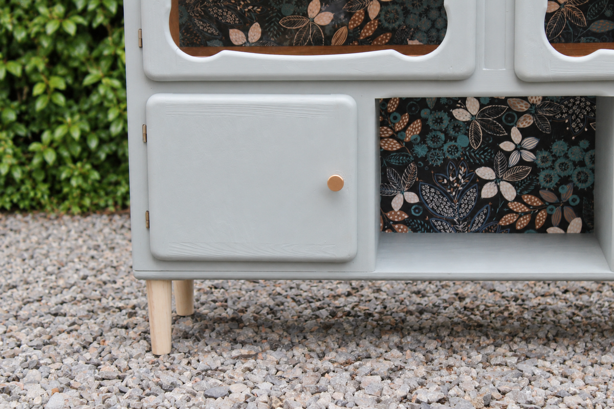 Buffet ancien type Mado rénové bleu vert grisé – vitrine et papier peint floral - VENDU