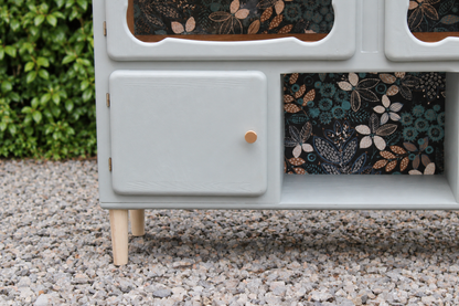 Buffet ancien type Mado rénové bleu vert grisé – vitrine et papier peint floral - VENDU