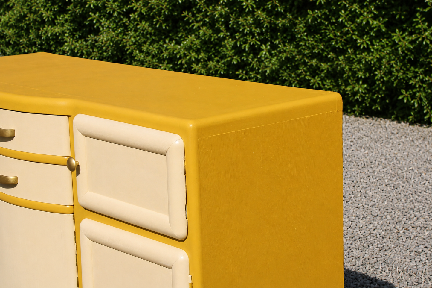 Buffet Mado vintage relooké jaune moutarde & crème – Années 50
