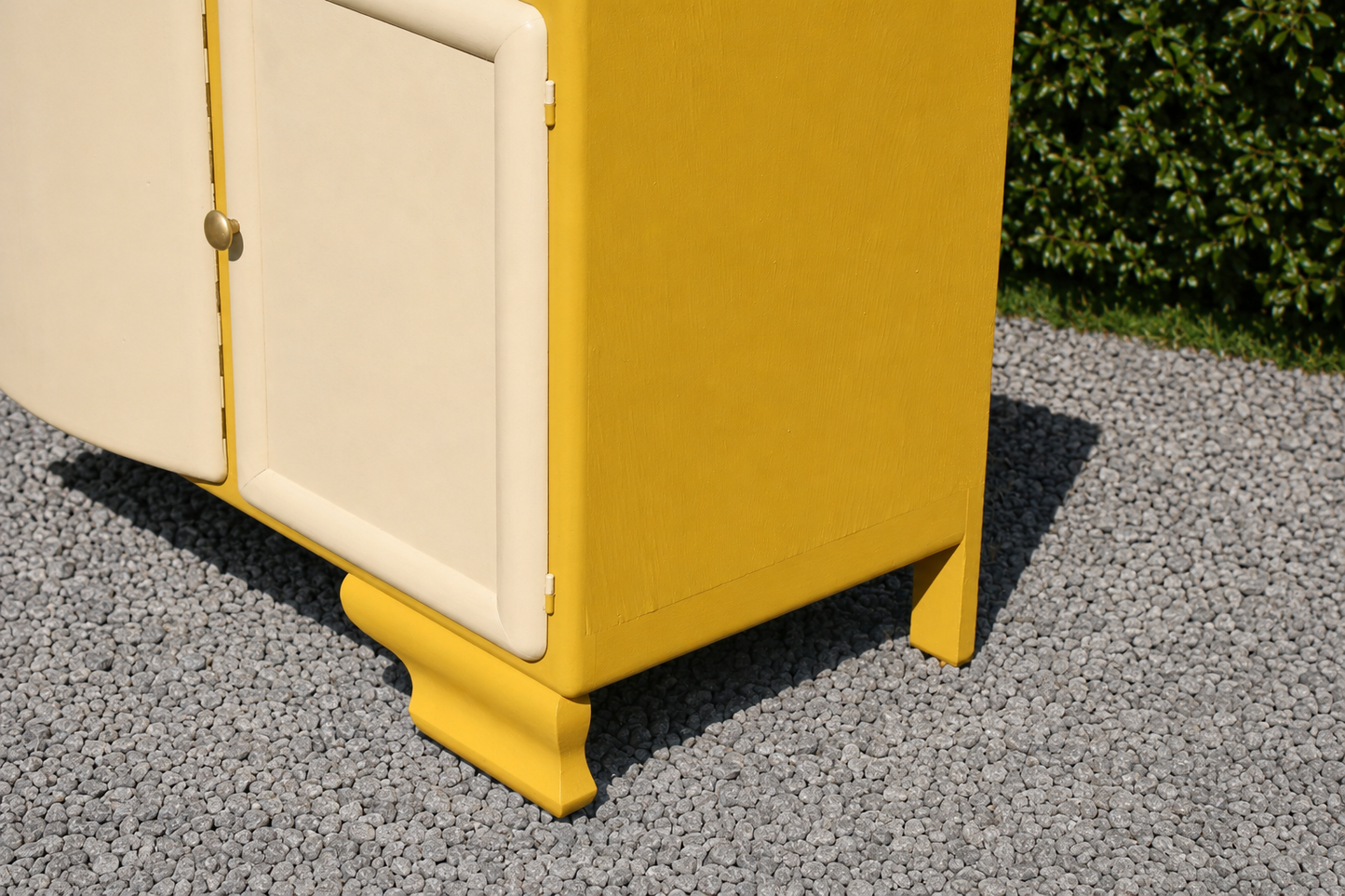 Buffet Mado vintage relooké jaune moutarde & crème – Années 50