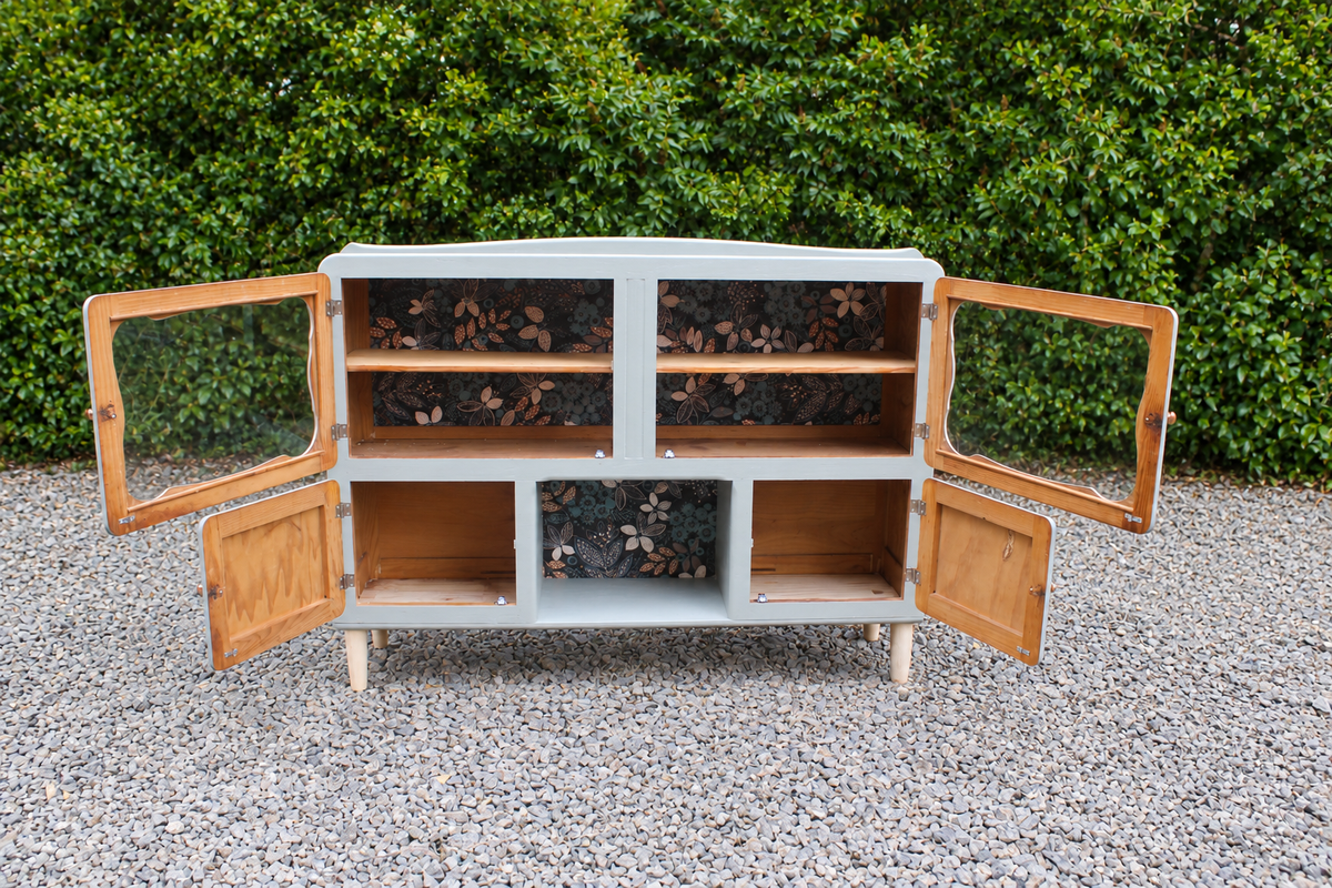 Buffet ancien type Mado rénové bleu vert grisé – vitrine et papier peint floral - VENDU