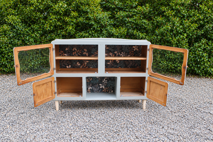 Buffet ancien type Mado rénové bleu vert grisé – vitrine et papier peint floral - VENDU