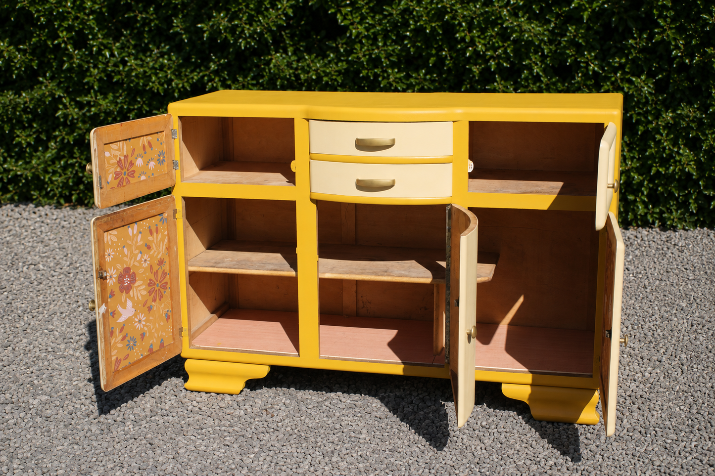 Buffet Mado vintage relooké jaune moutarde & crème – Années 50