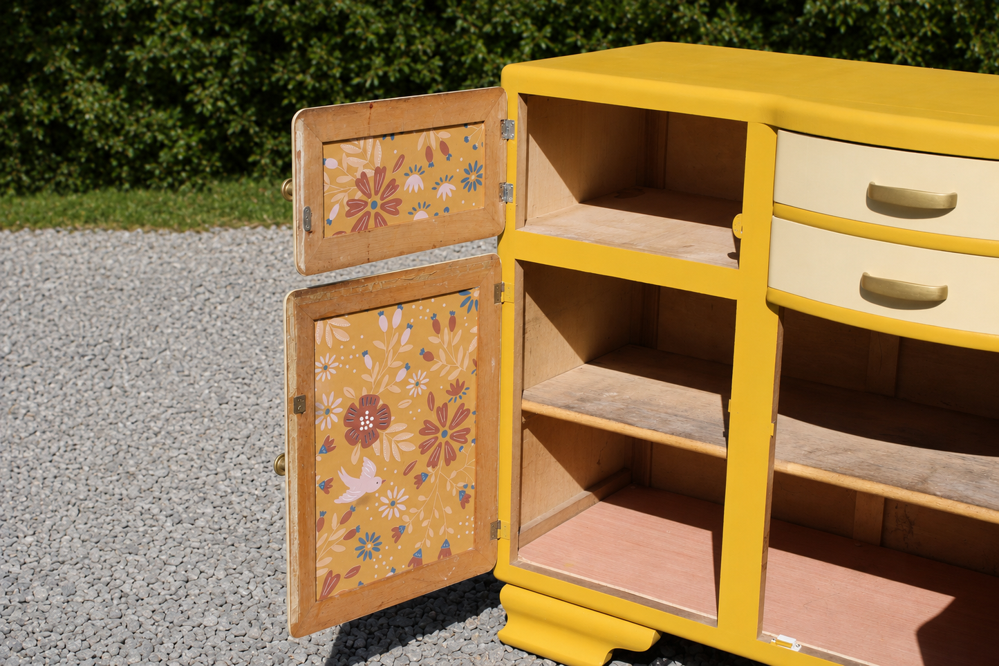 Buffet Mado vintage relooké jaune moutarde & crème – Années 50