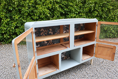 Buffet ancien type Mado rénové bleu vert grisé – vitrine et papier peint floral - VENDU