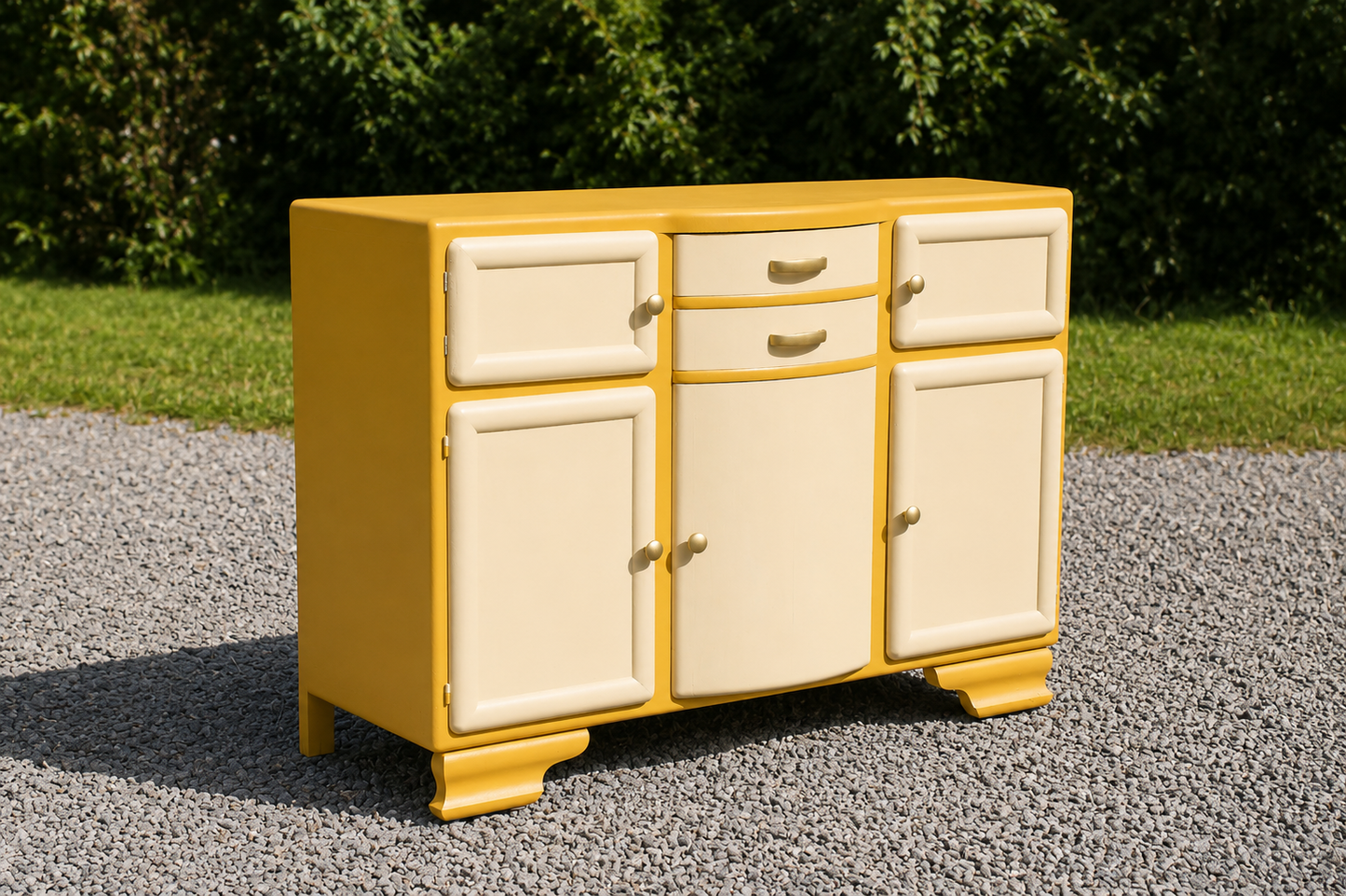 Buffet Mado vintage relooké jaune moutarde & crème – Années 50