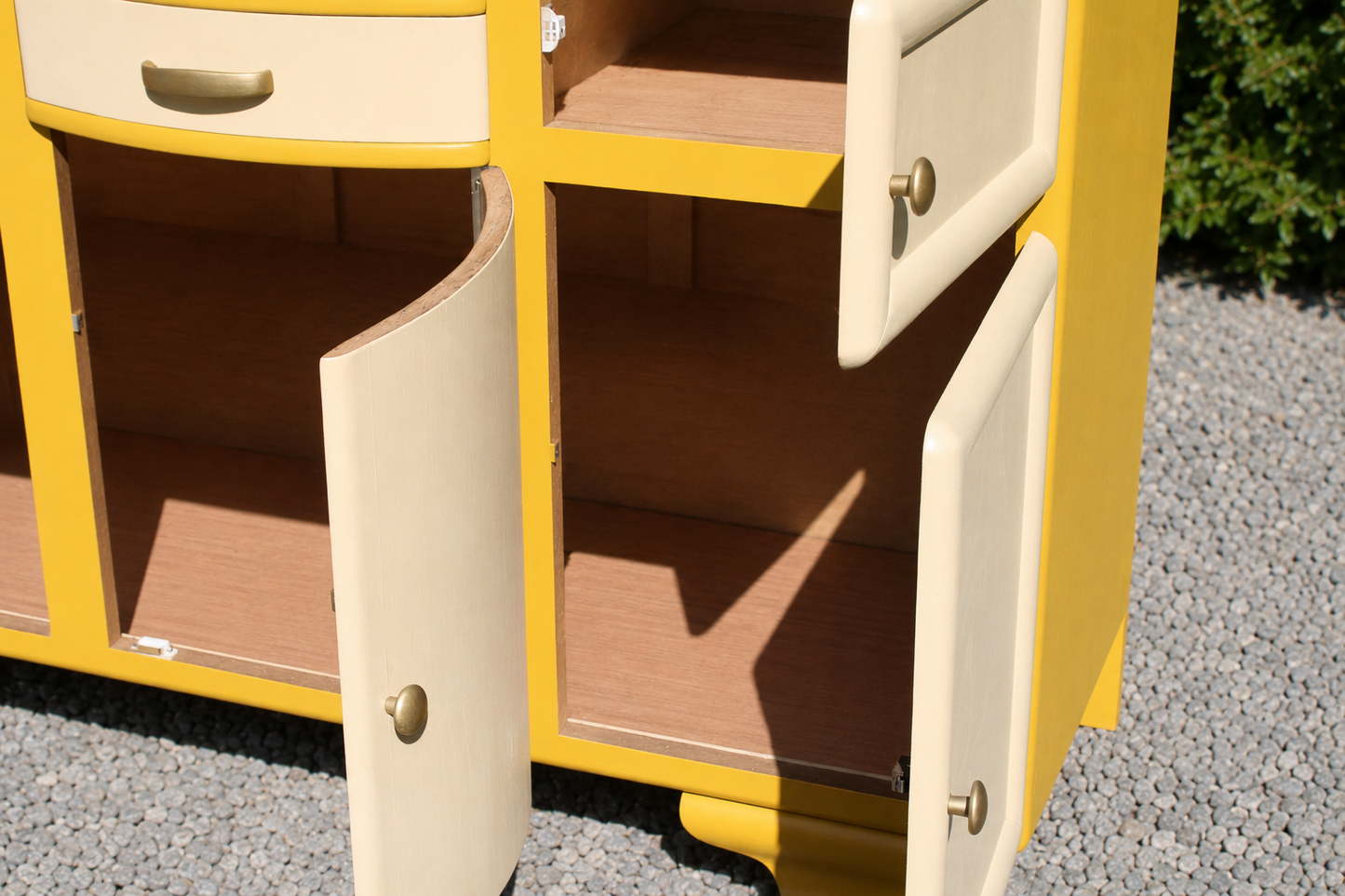 Buffet Mado vintage relooké jaune moutarde & crème – Années 50