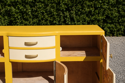 Buffet Mado vintage relooké jaune moutarde & crème – Années 50