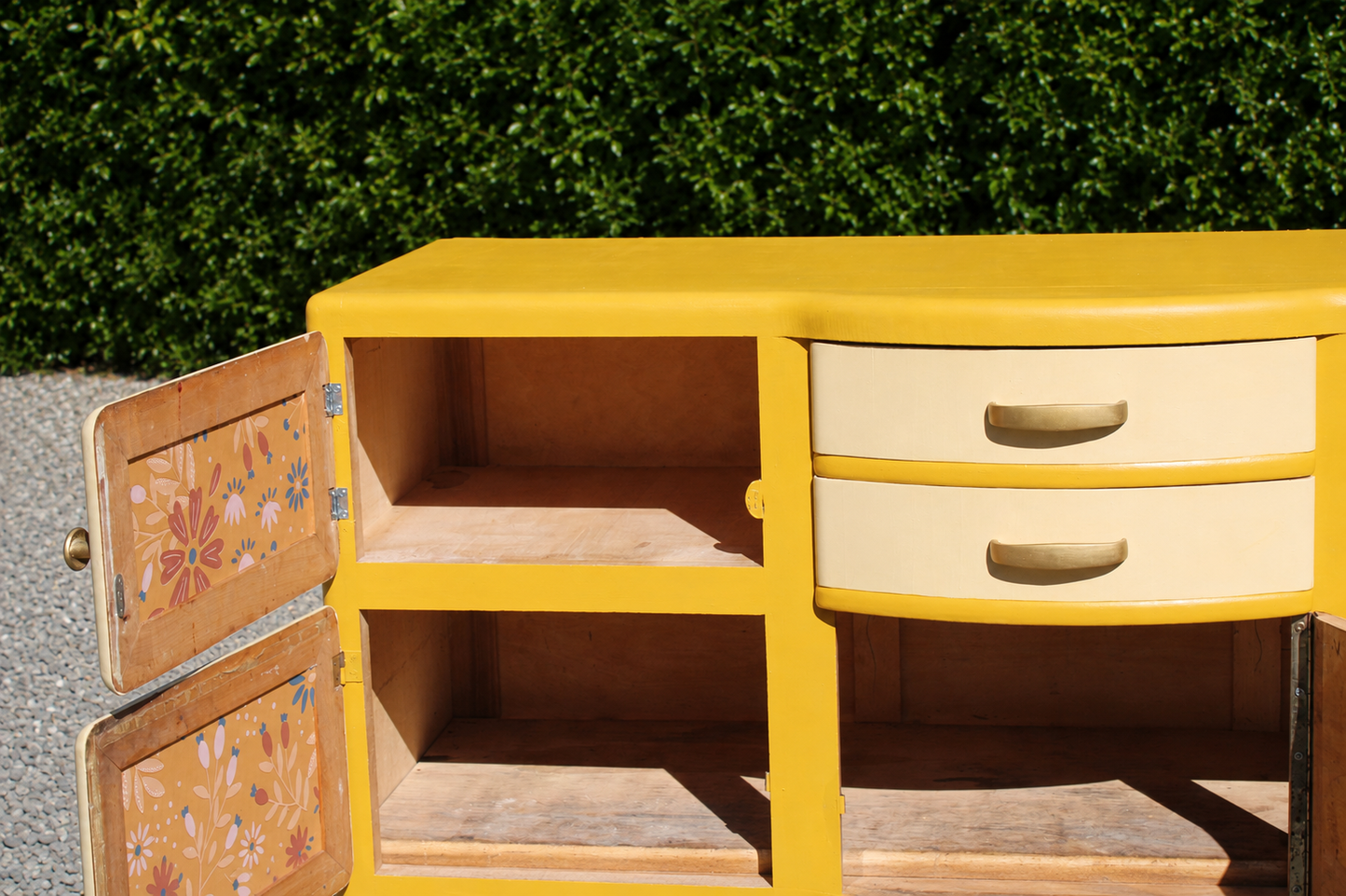Buffet Mado vintage relooké jaune moutarde & crème – Années 50