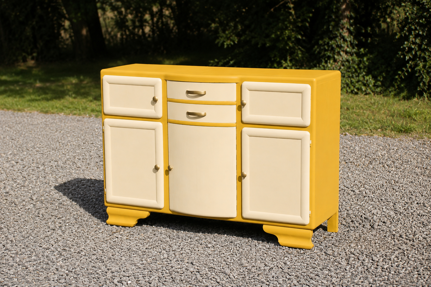 Buffet Mado vintage relooké jaune moutarde & crème – Années 50
