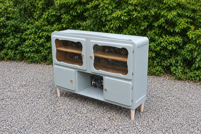 Buffet ancien type Mado rénové bleu vert grisé – vitrine et papier peint floral - VENDU
